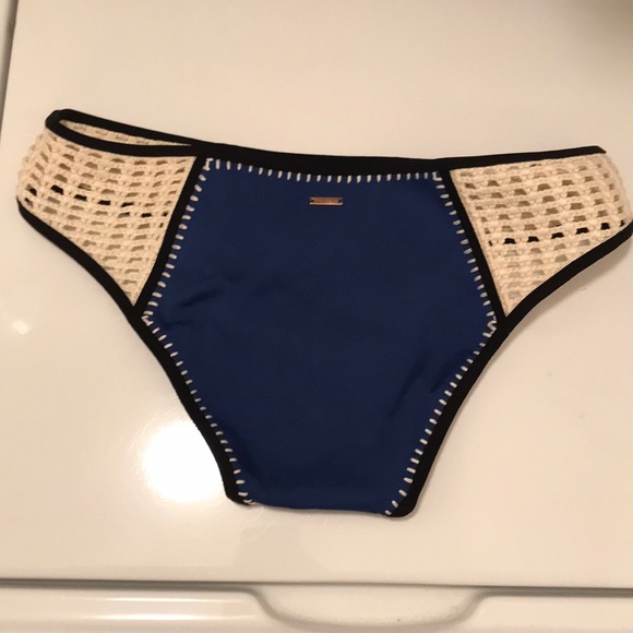 Victoria’s Secret crochet hipster bikini bottoms - Picture 3 of 5